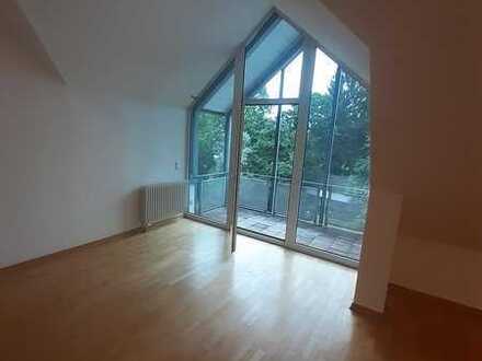 Gepflegte 2,5-Raum-Dachgeschosswohnung mit Balkon und Einbauküche in Kempten (Allgäu)