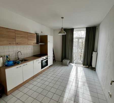 Sonnige Wohnung im 3. OG mit EBK + Balkon an der Küche !
