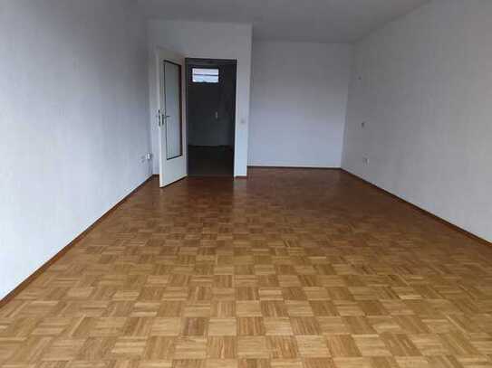 Helle Single-Wohnung mit Tageslichtbad, Einbauküche und Dachterrasse