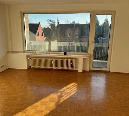 Attraktive und vollständig renovierte 3-Zimmer-Wohnung mit Balkon in Meerbusch