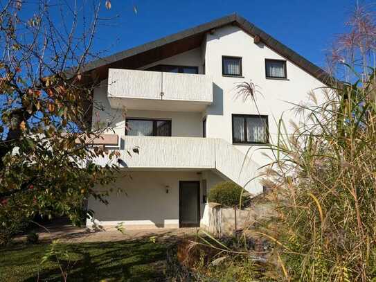 Zum Verkauf steht ein freistehendes Wohnhaus in ruhiger, unverbaubarer Ortsrandlage