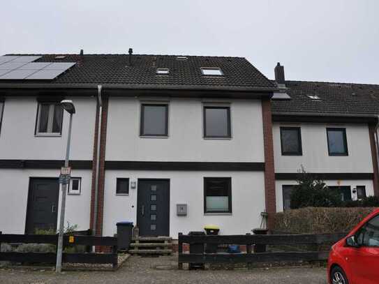 Hämelerwald: Reihenmittelhaus mit Keller, Dachstudio, Garage & Feldblick