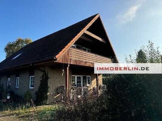 IMMOBERLIN.DE - Angenehmes Haus mit Sonnenterrassen, Loggien & Garage auf großem Grundstück