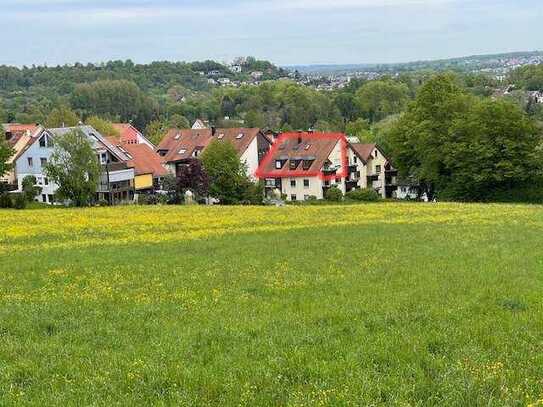 Toplage direkt im Grünen! Kurzfrist. beziehb. 4,5-Zi.-Mais.-ETW m. 2 Bädern, Südbalkon u. TG-Platz!