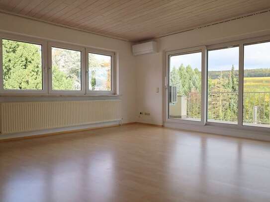 *13MIN TO CLAY KASERNE*
4.5 room maisonette apartment with balcony, Air conditioning and parking