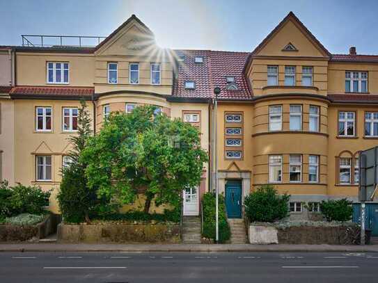 Großzügige 4,5-Zimmer-Wohnung mit Villencharakter, Balkon und Garten in zentraler Lage