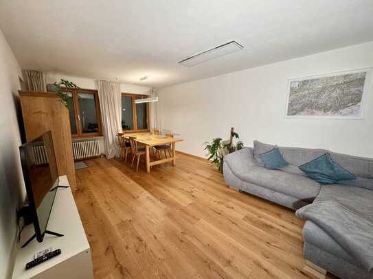 Stilvolle, modernisierte 2-Zimmer-Erdgeschosswohnung mit EBK