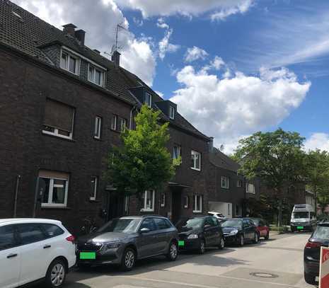 Uni- und Stadtwald-Nähe! Solides 3-Fam.-Haus mit Garten, Terrasse und Balkon!