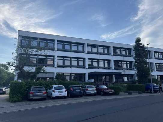 Große Halle mit hoher Decke und Büro