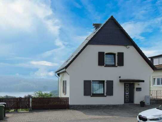 Jetzt zugreifen: Einfamilienhaus mit Blick auf den Sorpesee und sonnigem Garten