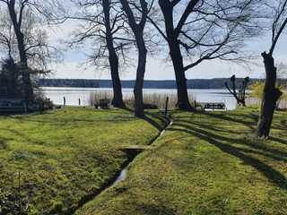 ca. 1600 m² großes Wassergrundstück mit eigenem Bootshafen