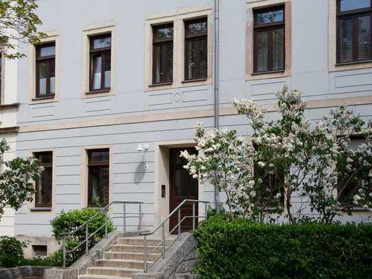 Dachgeschosswohnung über zwei Etagen mit Balkon und 2 neu sanierten Tageslichtbädern