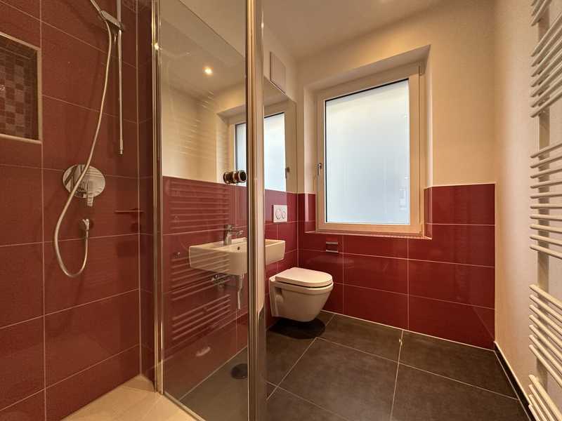 Exklusivität, die man fühlt – mit direktem Aufzug und markanter Farbwelt