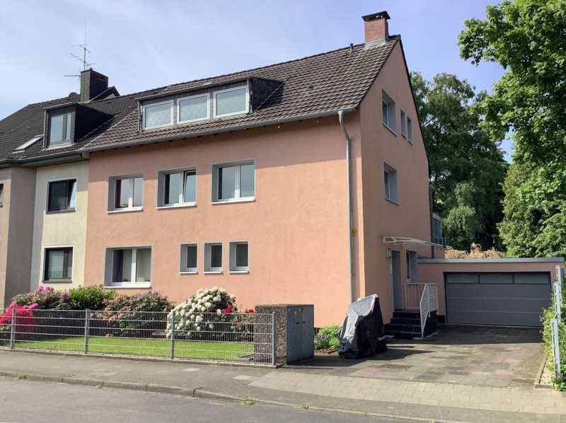 Zweifamilienhaus mit zusätzlichem DG-Appartement in D-Hassels