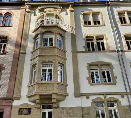 Charmante Altbauwohnung mit Balkon: Modernes Wohnen trifft historischen Flair!