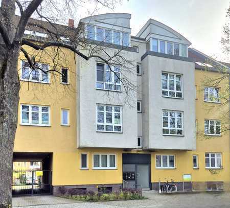 Großzügige 3 Zimmer Dachgeschosswohnung mit traumhafter Terrasse zum Innenhof