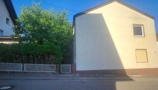 Einfamilienhaus in idyllischer Umgebung mit Garten und Garage, auch für Zweifamilienhaus geeignet