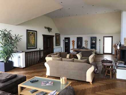 Eindrucksvolle Luxusvilla, stadtnah, 3 Garagen und Garten