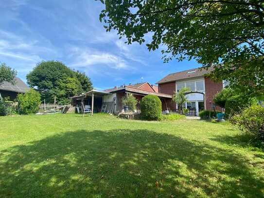 Schönes Zweifamilienhaus mit großem Garten