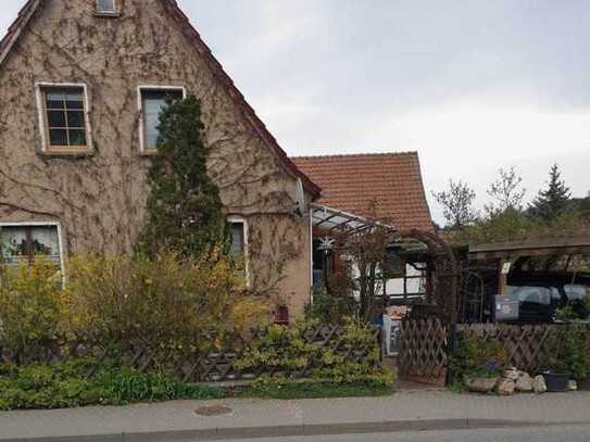 Kleines Bauernhaus mit Scheune und Nebengebäude