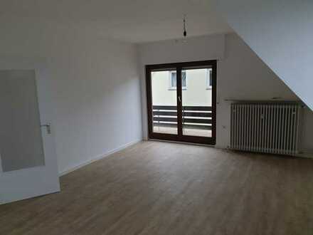 In Egelsbach: Helle Wohnung mit Balkon und Hobbyraum in ruhiger Wohngegend