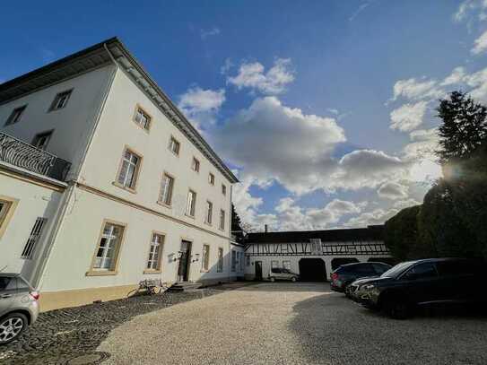 Denkmalgeschützte Kapitalanlage im Haus Schönberg! Hochwertige Altbauwohnung mit Balkon!