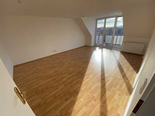 Sonnige 2-Zimmer-DG-Wohnung mit 2 Balkonen + EBK in Aschersleben