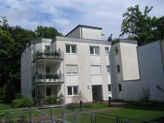 Attraktive 3,5-Zimmer-EG-Wohnung mit großer Loggia, Wintergarten und Einbauküche in Bonn Rüngsdorf