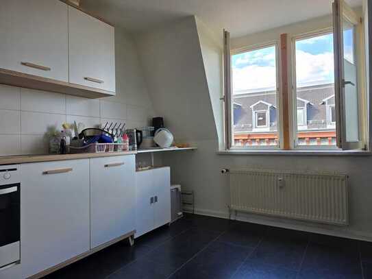 Dachgeschoß 2 Zimmer mit Fahrstuhl und Einbauküche, Tuchmacherstraße 28. 4.OG
