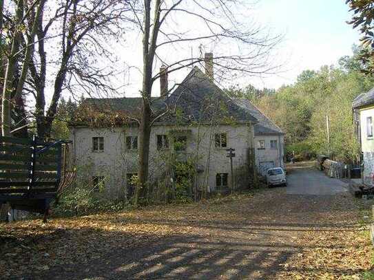 Mehrfamilienhaus im Grünen - Sanierungsobjekt mit viel Potenzial und 8.000 qm Grundstück