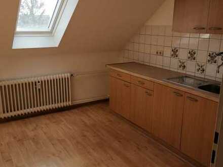 Dachgeschoss-Wohnung mit EBK und PKW-Stellplatz