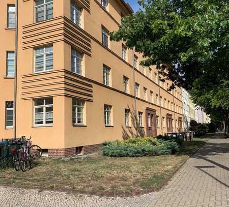 Schöne 2-Zimmerwohnung im Altbau, Küche und Bad mit Fenster, Wanne