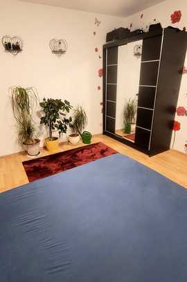 400 € - 15 m² - 1.0 Zi.
Gemeinschaftswohnzimmer kann benutzt werden.