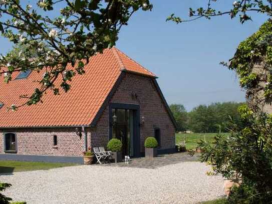 Bauern-Scheune mit traumhaftem Weitblick über die eigene Pferde- und Streuobstwiese in Richtung Wald