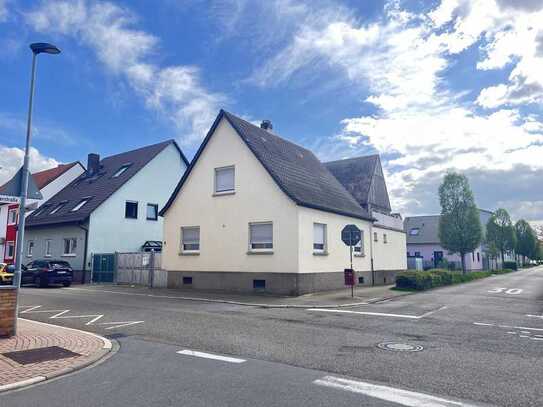 Freistehendes Einfamilien-(Eck)Haus in Heddesheim mit großem Grundstück