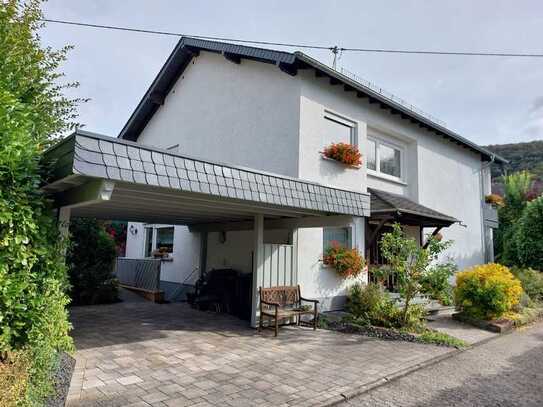 Einfamilienhaus mit großem Raumangebot auf ca. 190 m² mit Wintergarten, Terrasse, Garten und Carport