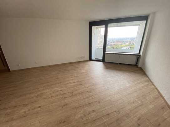 Frisch Renovierte 2-Zimmer Wohnung mit Einbauküche und Balkon