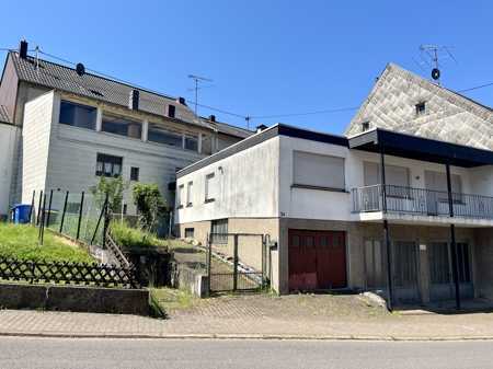 Flexibel nutzbare Immobilie mit großen Garagen in zentraler Lage von Beckingen- Düppenweiler