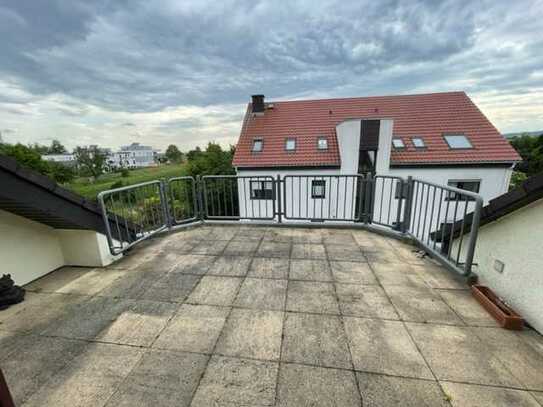 Helle und sonnige 3-Zimmer-Dachgeschoss-Wohnung mit schönem großen Balkon