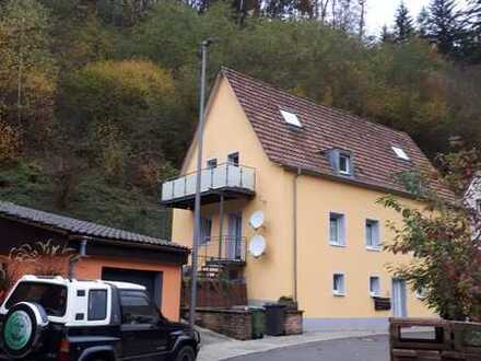 Ansprechende 2-Zimmer-DG-Wohnung mit Balkon und Einbauküche in Rinnthal