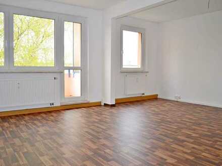 3-Raum-Wohnung mit großem WZ, PKW-Stellplatz, BW und Balkon! Bezug ab 01.04.24 möglich!