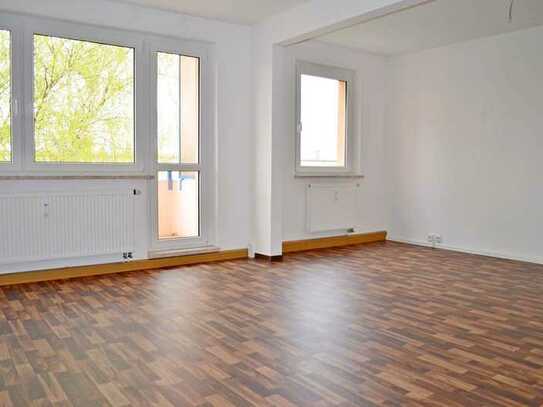 3-Raum-Wohnung mit großem WZ, PKW-Stellplatz, BW und Balkon! Bezug ab 15.06.24 möglich!