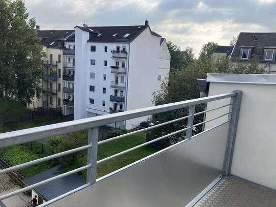 Erstbezug nach Sanierung! DG 3-Zimmer mit Wanne, Balkon und Laminat in zentraler Lage! EBK mgl.