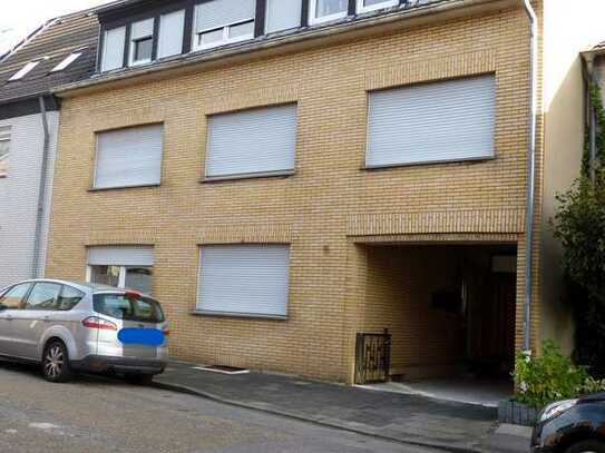 Gepflegtes MFH mit 3 Wohneinheiten und 4 Garagen in Alsdorf. Von Privat und provisionsfrei.