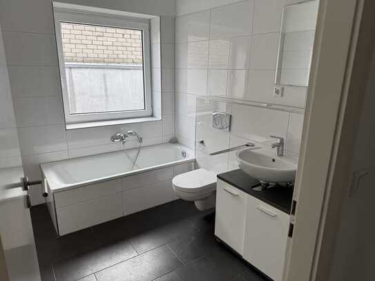Helle, großzügige Zwei Zimmerwohnung 1. OG
