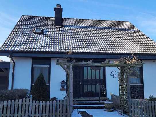 Freistehendes Einfamilienhaus mit Garten, Garage und Carport in ruhiger Lage