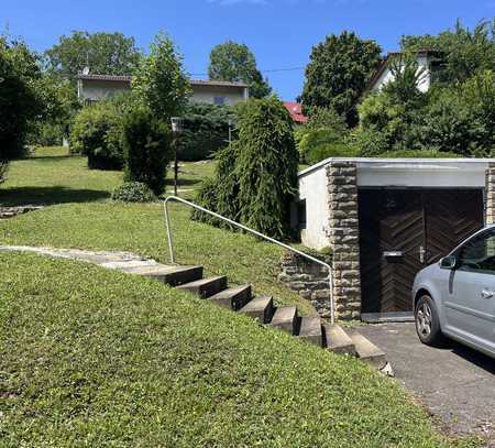 Attraktives 9-Zimmer-Ein - Zweifamilienhaus in Eningen mit unverbaubaren Blick auf die Alb