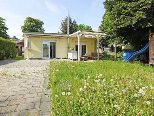 Familien- Bungalow mit Gästehaus auf großem Grundstück in gesuchter Lage.