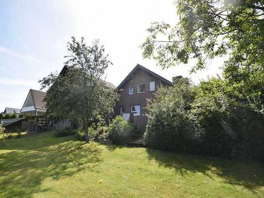 Schönes Einfamilienhaus mit traumhaft großem Garten, Terrasse, Garage, Carport und vielem mehr...