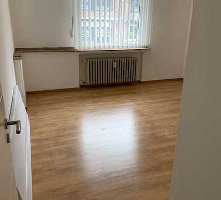 Vollständig renovierte 2-Zimmer-Wohnung mit Balkon in Mönchengladbach